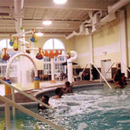 Grand Mackinaw Beachfront And Waterpark Mackinaw City Eksteriør billede