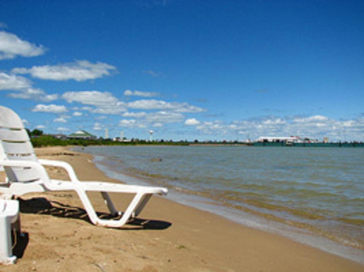 Grand Mackinaw Beachfront And Waterpark Mackinaw City Eksteriør billede