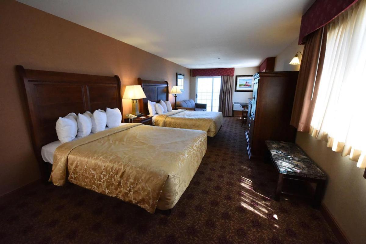 Grand Mackinaw Beachfront And Waterpark Mackinaw City Eksteriør billede