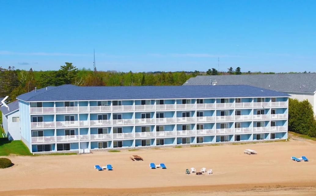 Grand Mackinaw Beachfront And Waterpark Mackinaw City Eksteriør billede